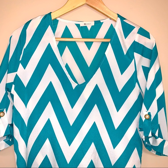 Beachy Flowy Teal and White Chevron Zig Zag V Neck Blouse Shirt Top Lightweight - Picture 3 of 10